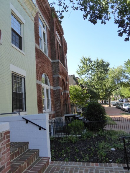 Building Photo - 527 9th St NE