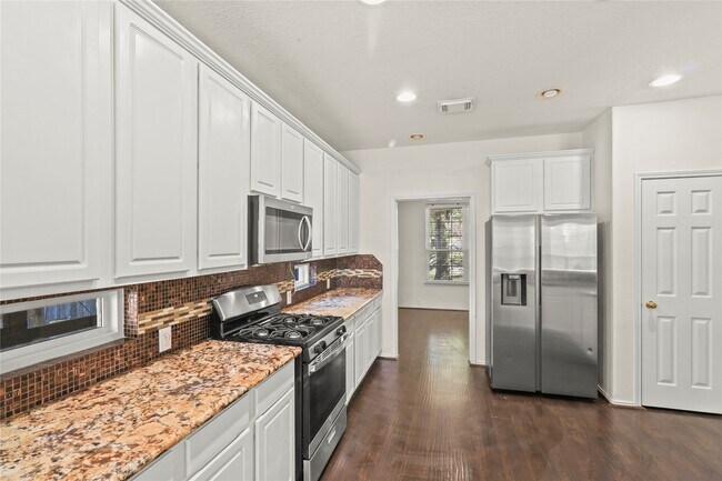 Building Photo - 20510 Pioneer Bend Ct