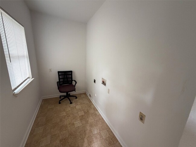 Building Photo - 114 E Hull St