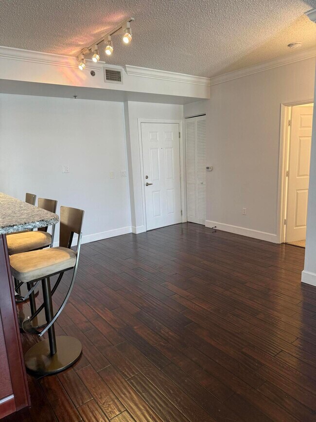 Building Photo - 616 Clearwater Park Rd