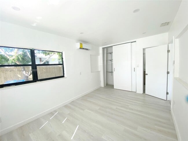 Building Photo - 631 NE 171 St