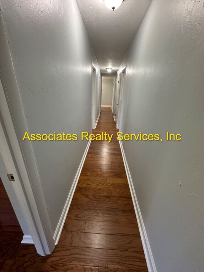 Building Photo - Beautiful Large Home with Screened Pool in Buckingham West!