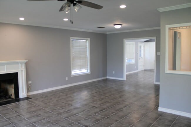 Building Photo - 3 Bedrom 2 bath with a 1 car garage