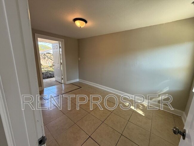 Building Photo - 1192 Maxey Dr