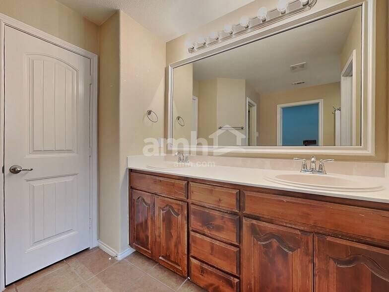 Building Photo - 5040 Britton Ridge Ln