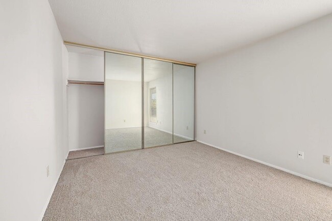 Building Photo - 6910 Hart Ln