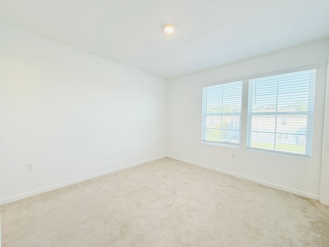 Building Photo - Move-In Ready Townhome with Spacious Layou...