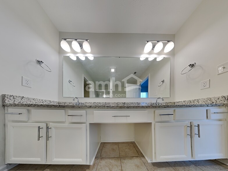 Building Photo - 19327 Fox Chase Dr