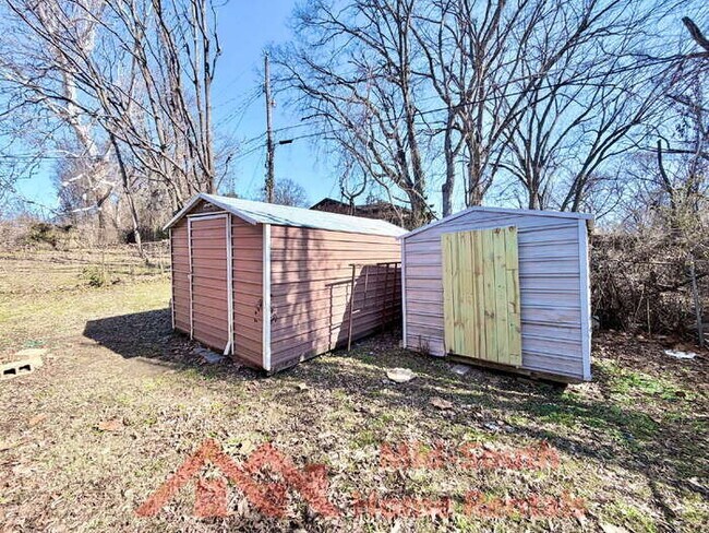 Building Photo - 2054 Benford St