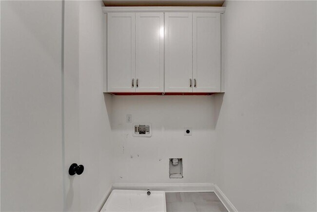 Building Photo - 6892 Roswell Rd NE