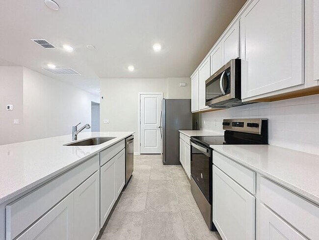 Building Photo - Tohoqua Beauty!