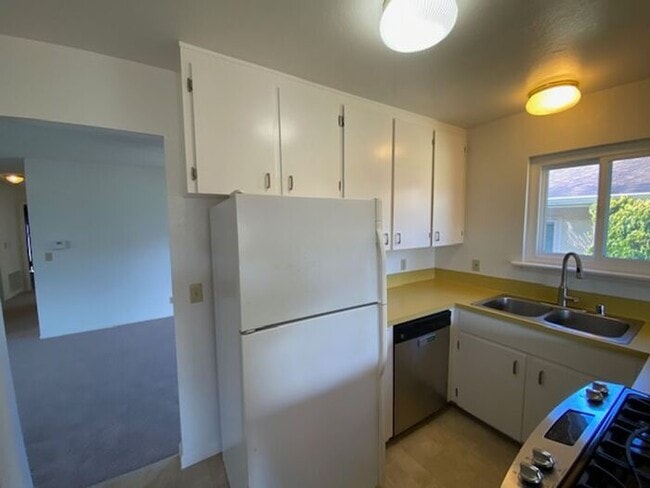 Building Photo - 701 Pine St