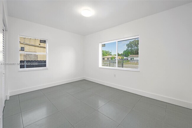 Building Photo - 911 Sharar Ave