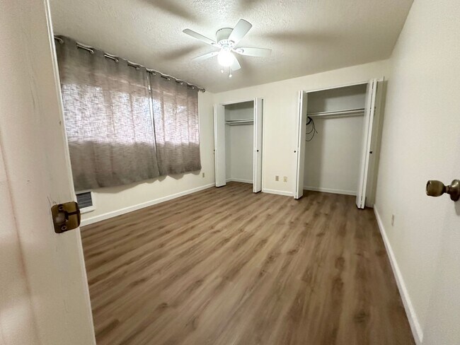 Building Photo - 2 Bedroom Duplex Off Oleson Road!