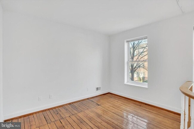 Building Photo - 805 S Charles St