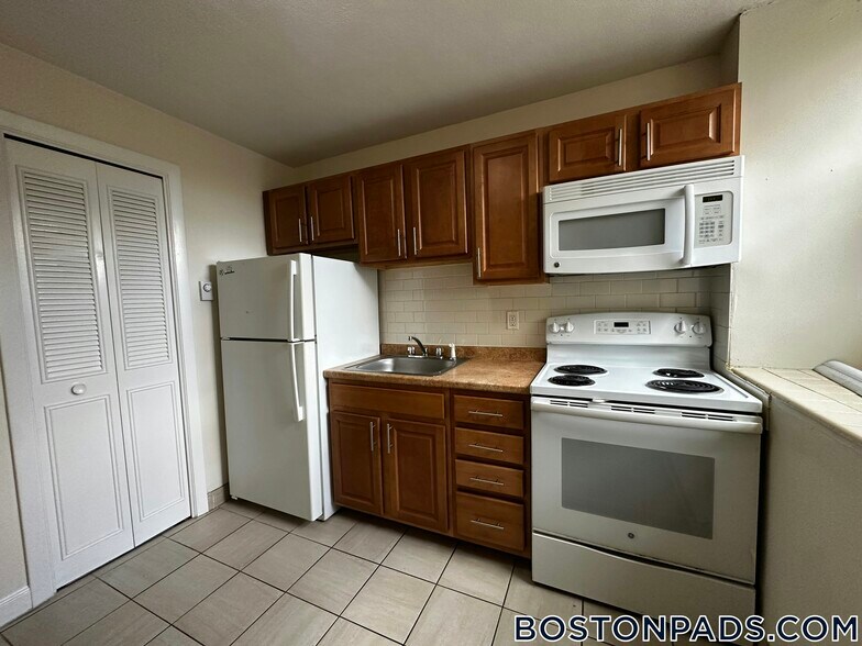 Building Photo - 10 Armington St