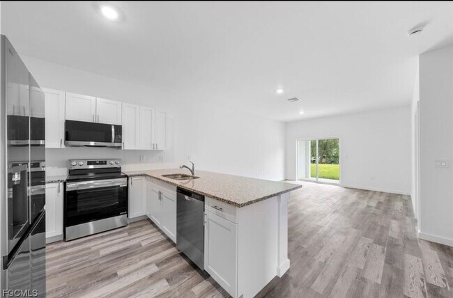 Building Photo - Charming 3BR Duplex in Lehigh Acres