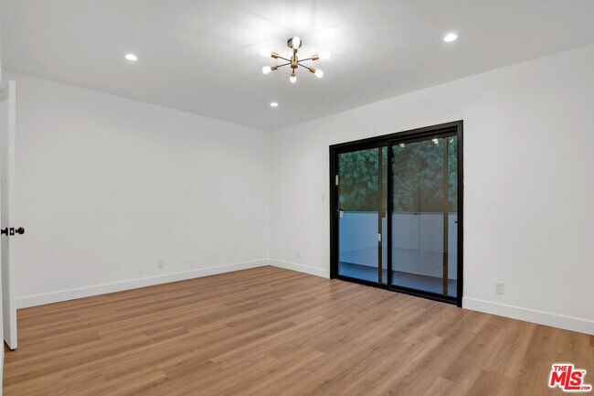 Building Photo - 950 Havenhurst Dr