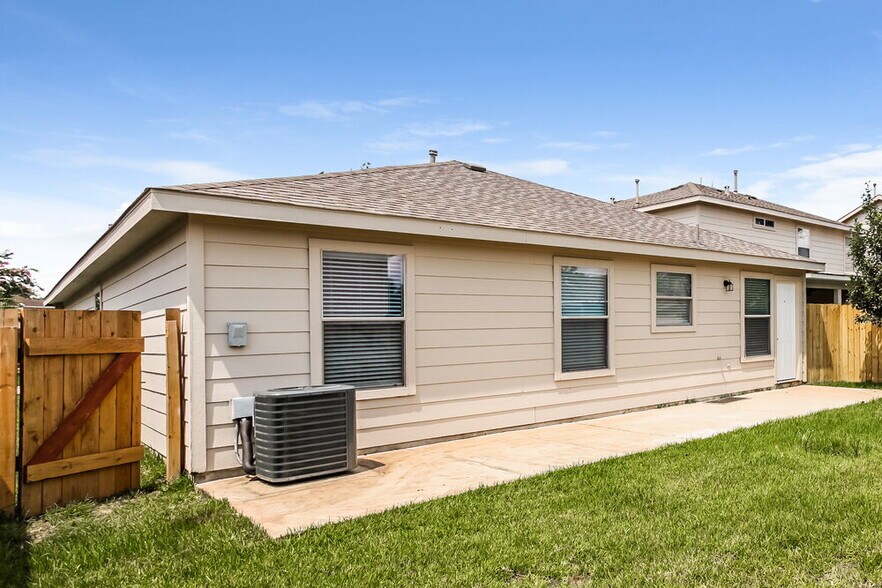 Building Photo - 15510 Miller House Ln