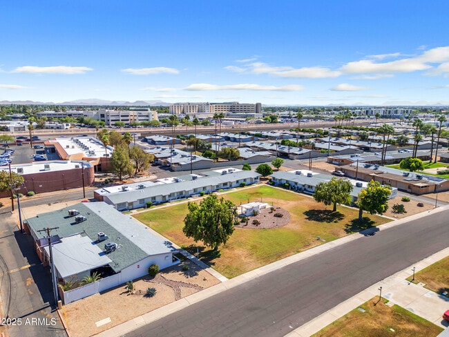 Building Photo - 10612 W Oakmont Dr