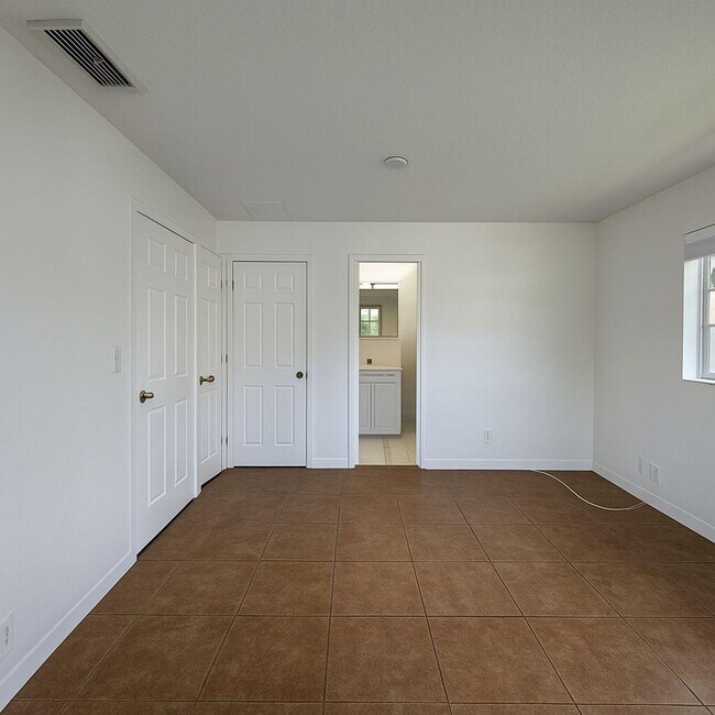 Building Photo - 3400 NE 16th Terrace