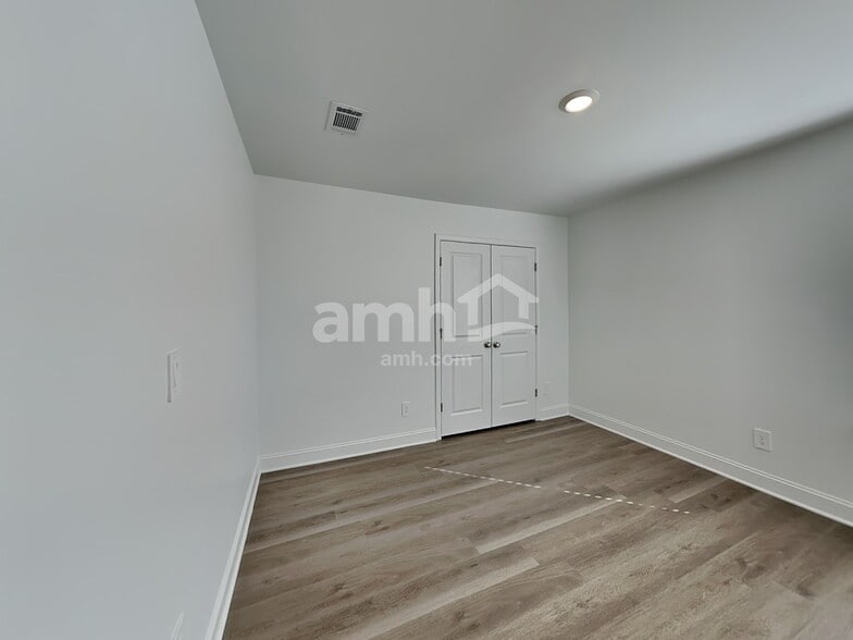 Building Photo - 100 Punderson Dr