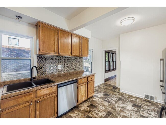 Building Photo - 1683 Minnehaha Ave E