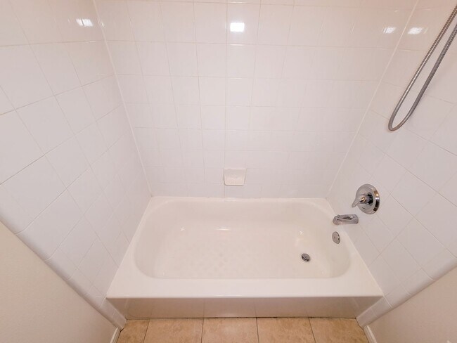 Building Photo - Well-Maintained Home with Spacious Layout ...