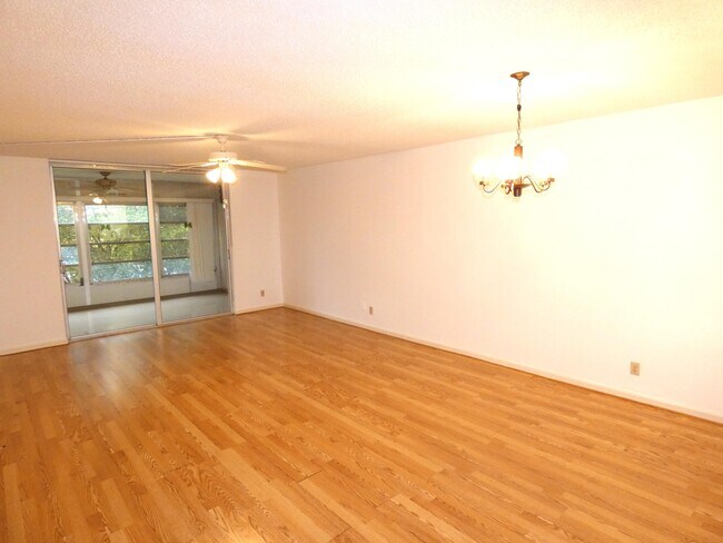 Building Photo - 357 N Rock Island Rd