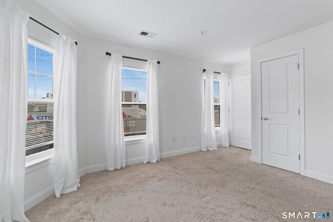 Building Photo - 947 Hope St