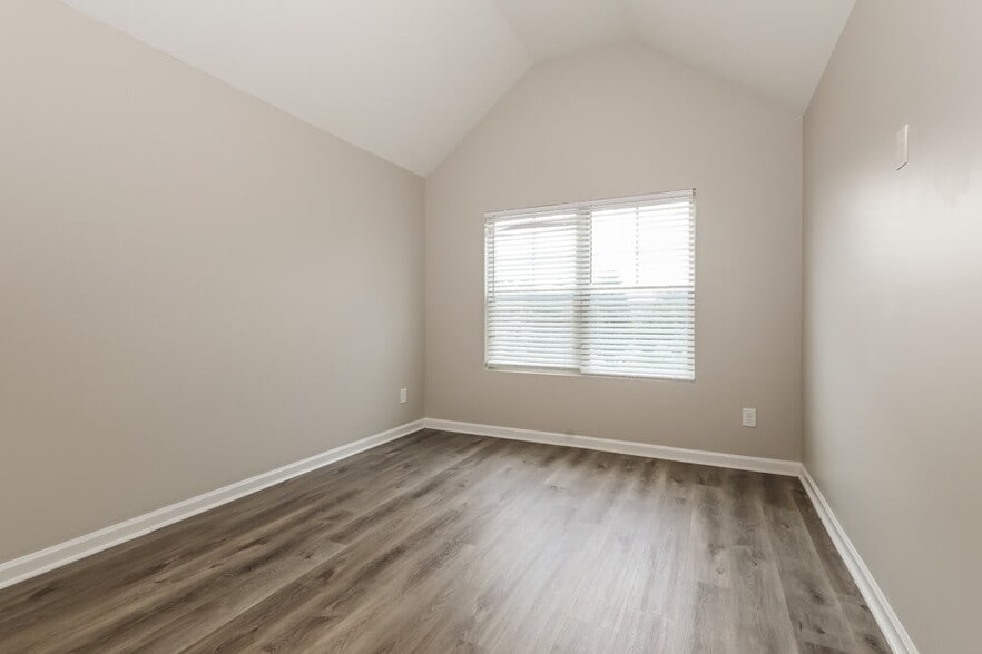 Building Photo - 6596 Woodwell Dr