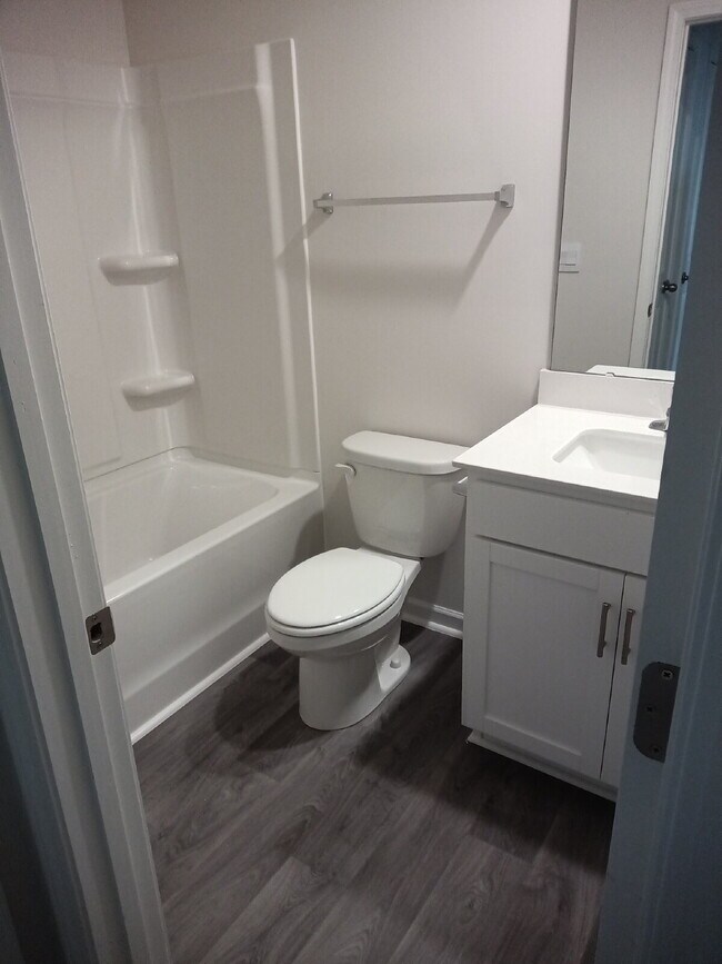Building Photo - "Charming 3-Bed Townhouse with Granite Accents on Amberview Lane, Kernersville!"