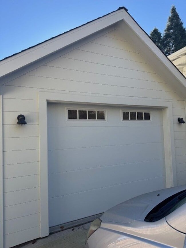 Building Photo - 2 bedroom Victorian era upstairs Flat walk to downtown Nevada City