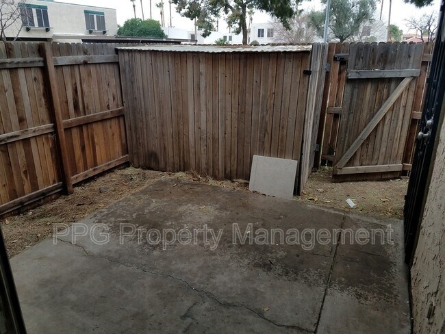 Building Photo - 6046 W Townley Ave