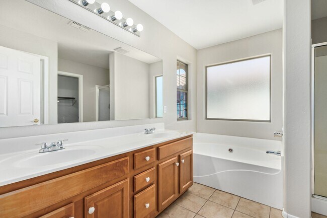 Building Photo - Gorgeous 3 bed/2 bath in Power Ranch!