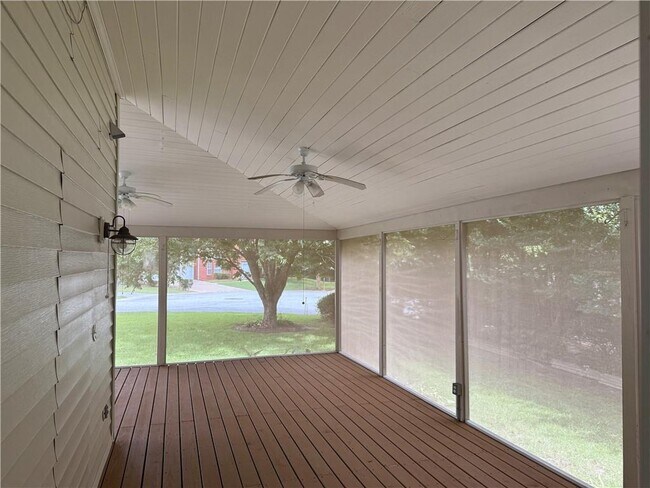 Building Photo - 6000 Carlow Ct SE