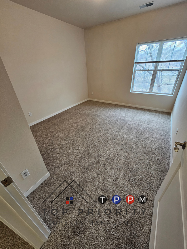 Building Photo - 2 Bedroom | 1 Bathroom Apartment in Cedar ...