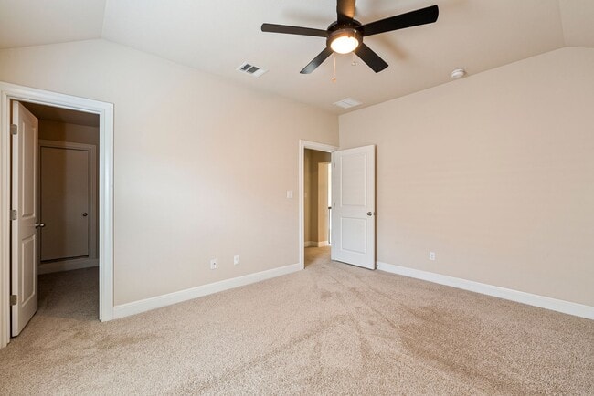Building Photo - Luxurious 4 bedrooms 3 bathrooms home in L...