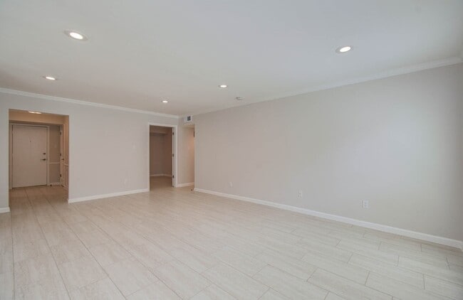 Building Photo - 355 N Post Oak Ln