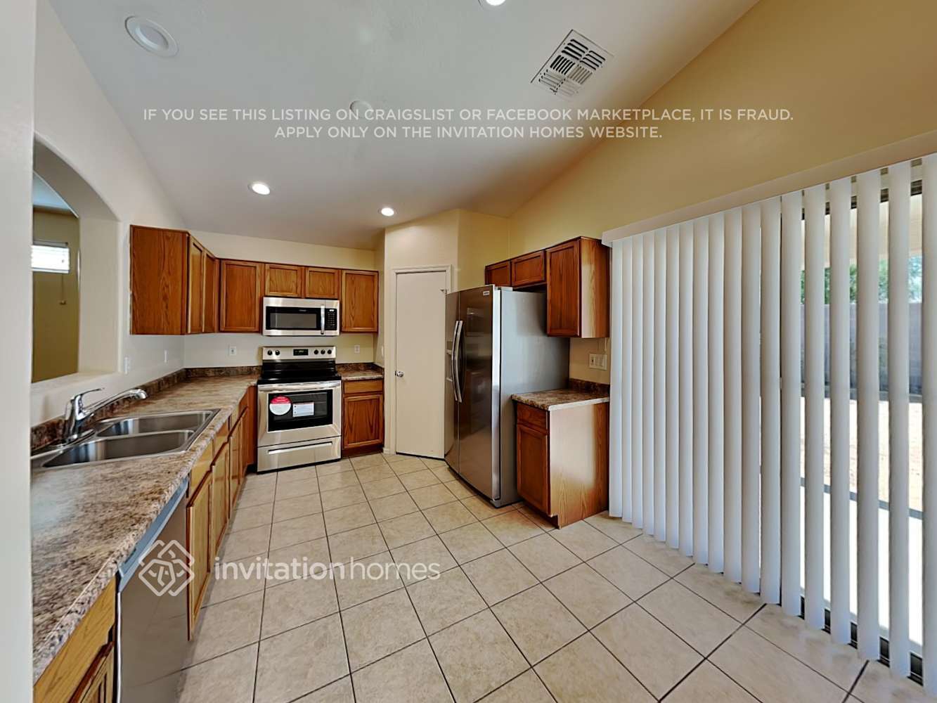 Building Photo - 15204 N Poppy St