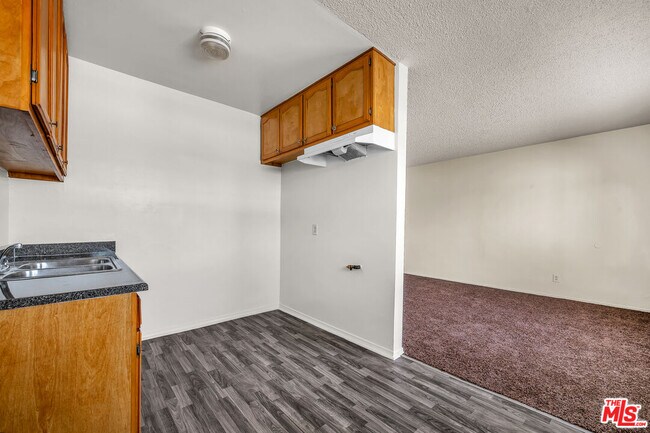 Building Photo - 1095 W 39th St