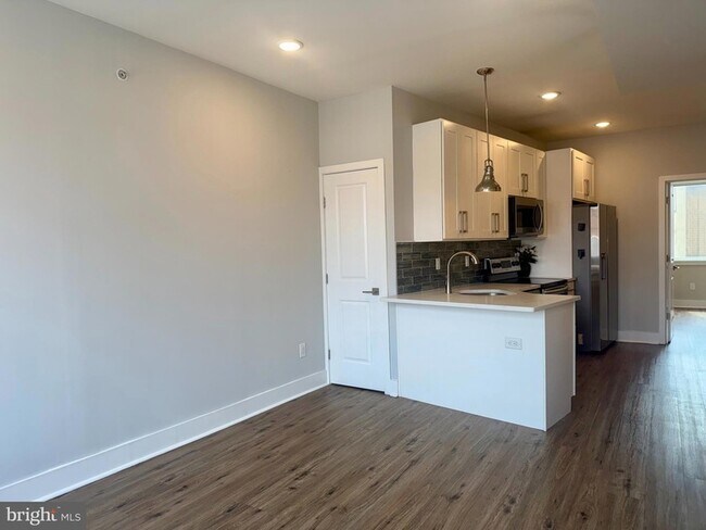 Building Photo - 2425 Frankford Ave