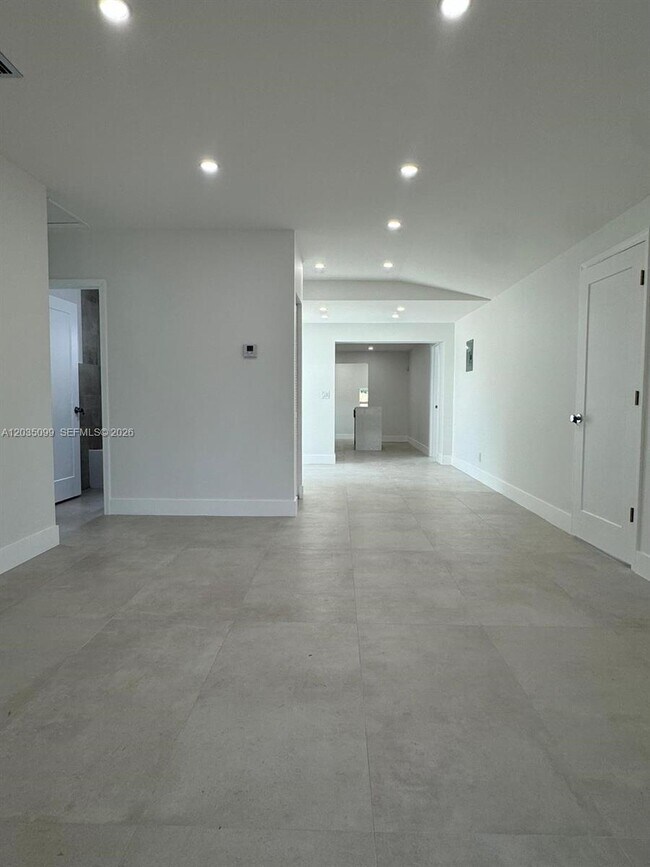Building Photo - 4028 SW 49th Ct
