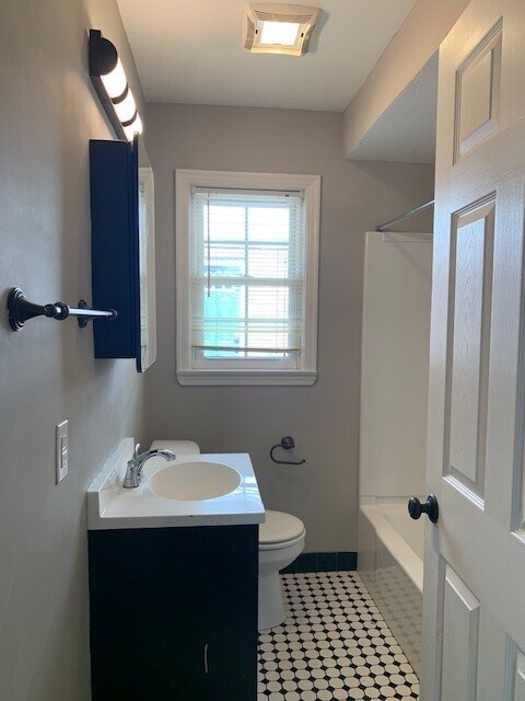 Building Photo - 827 W 44th St