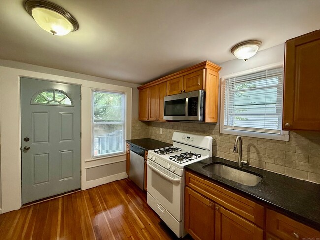 Building Photo - 16 1/2 W Main Street Unit