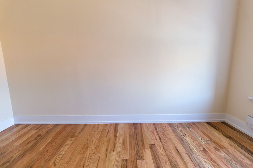 Building Photo - 909 W Cornelia Ave