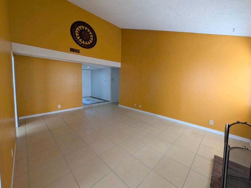 Building Photo - 914 W Alton Ave