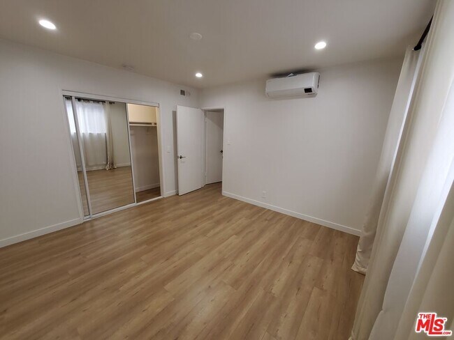 Building Photo - 450 Rexford Dr