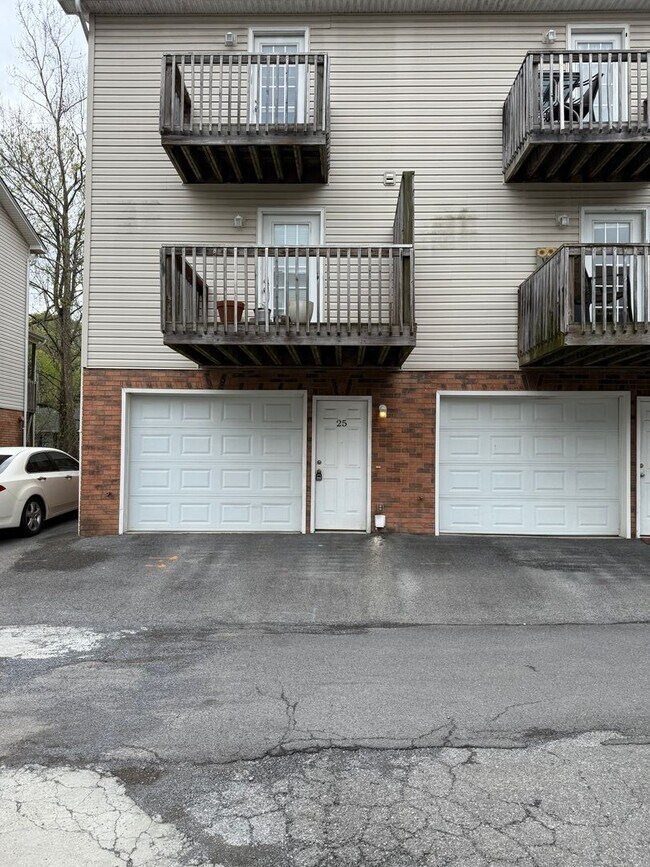 Building Photo - 2305 S Greenwood Dr