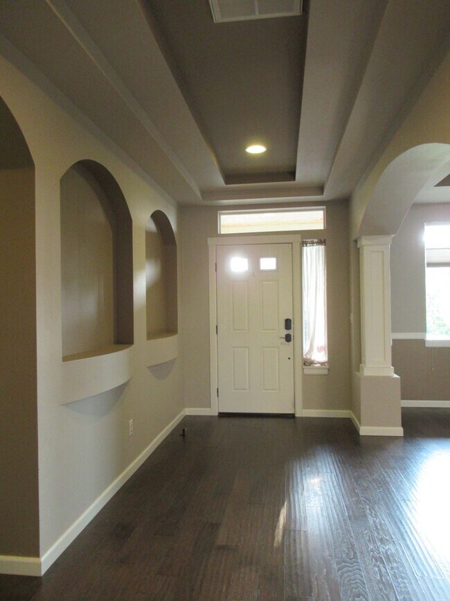 Building Photo - Gorgeous 5 bedroom 2.5 bath home in Lakeland Hills